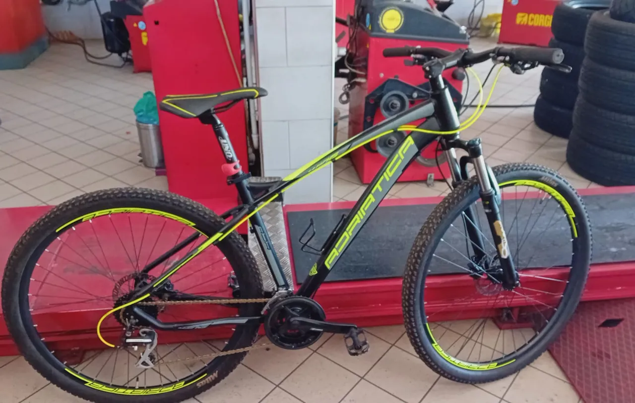 Bici usata sul cavalletto: prima della consegna controlliamo ruote, freni, cambio e serraggi.