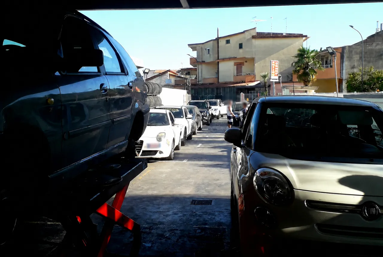 Piazzale con parcheggio davanti all'officina Antimo Gomme