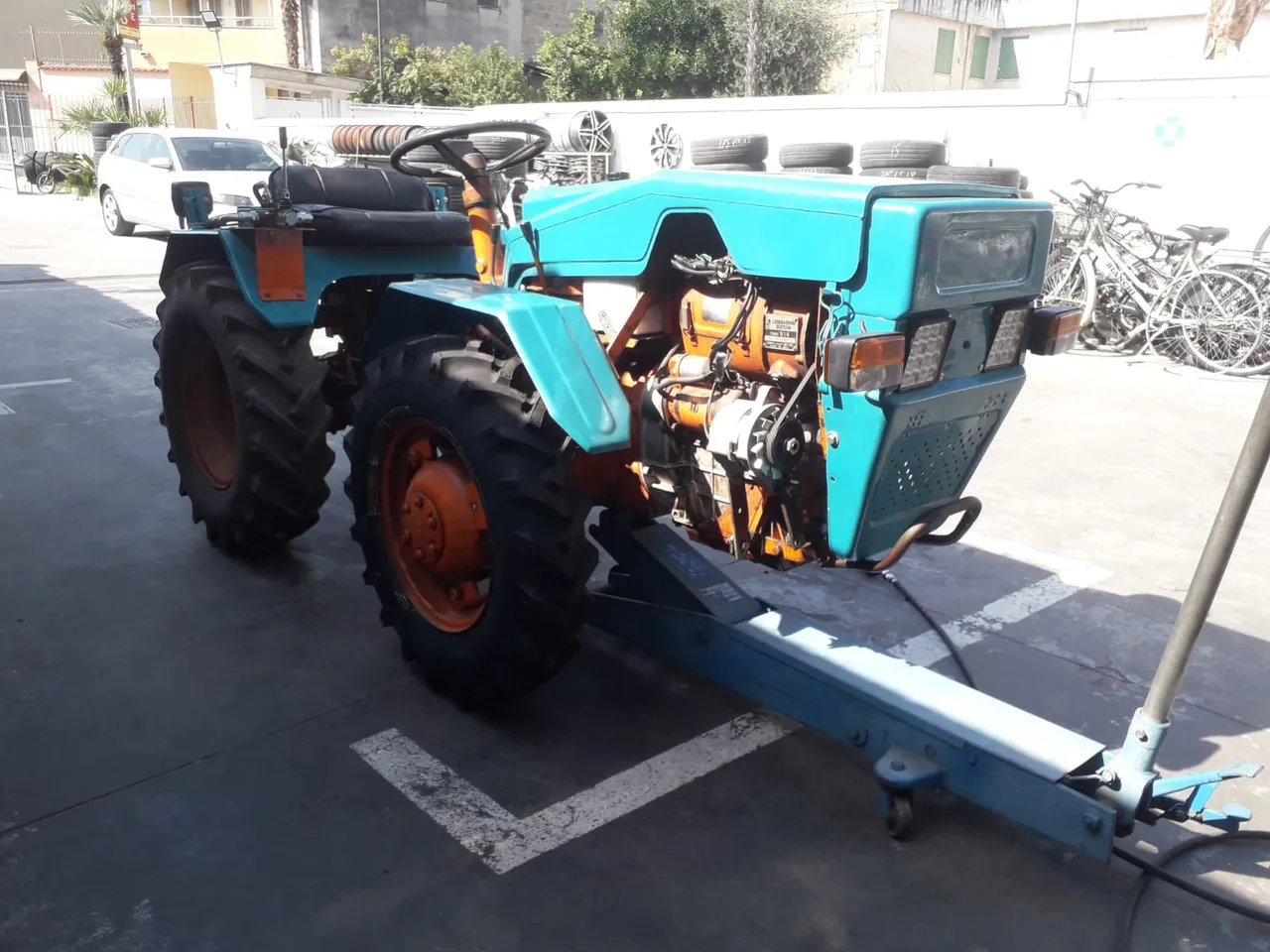 Trattore nel piazzale: quando il veicolo arriva in officina, lavoriamo direttamente su gomme, cerchi e pressioni.