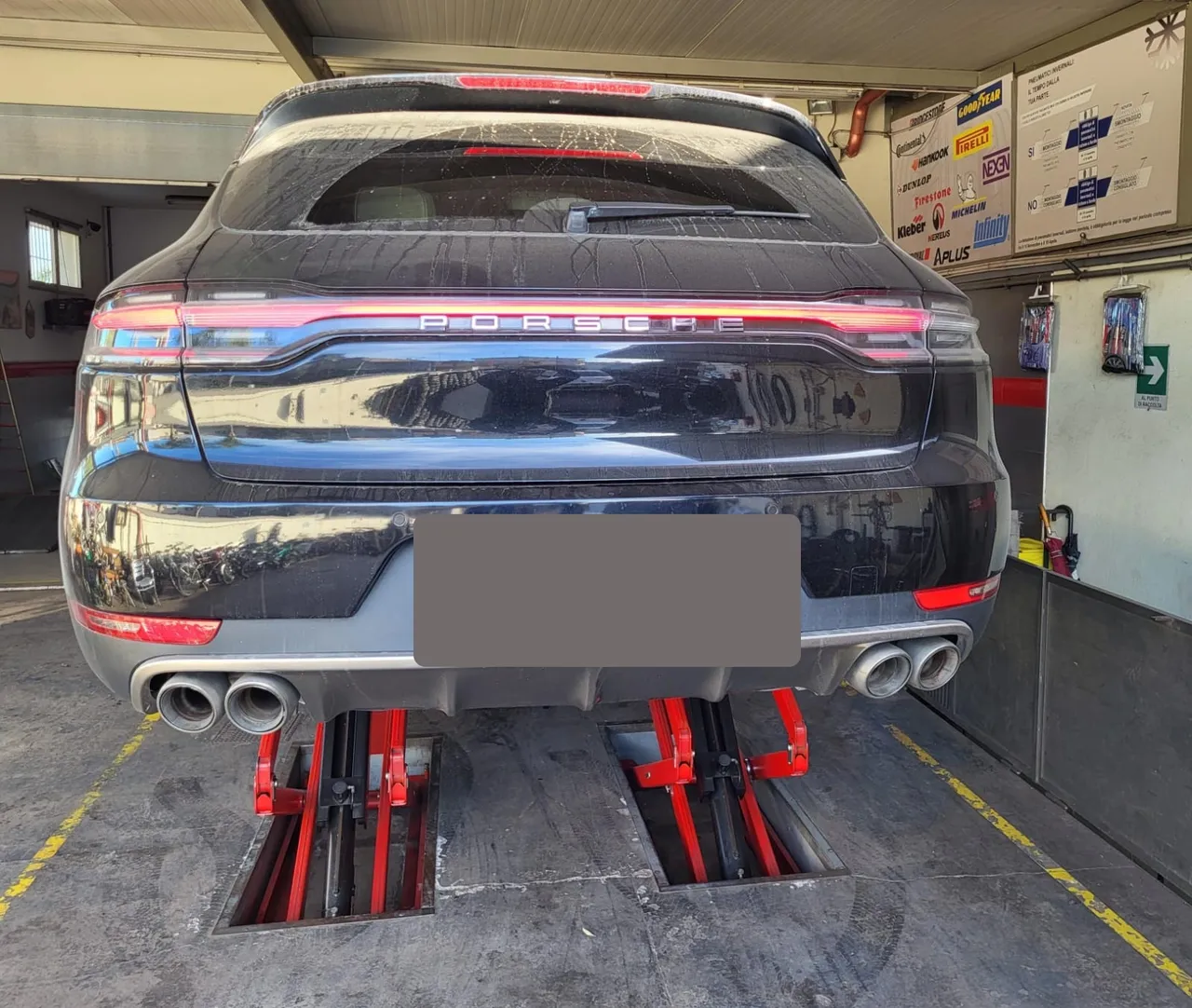 Porsche sul sollevatore: auto pesanti, cerchi grandi e finiture delicate richiedono appoggi stabili.