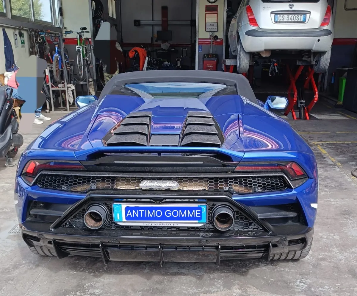 Lamborghini in officina: assetto basso e cerchi esposti richiedono spazio e mano ferma.