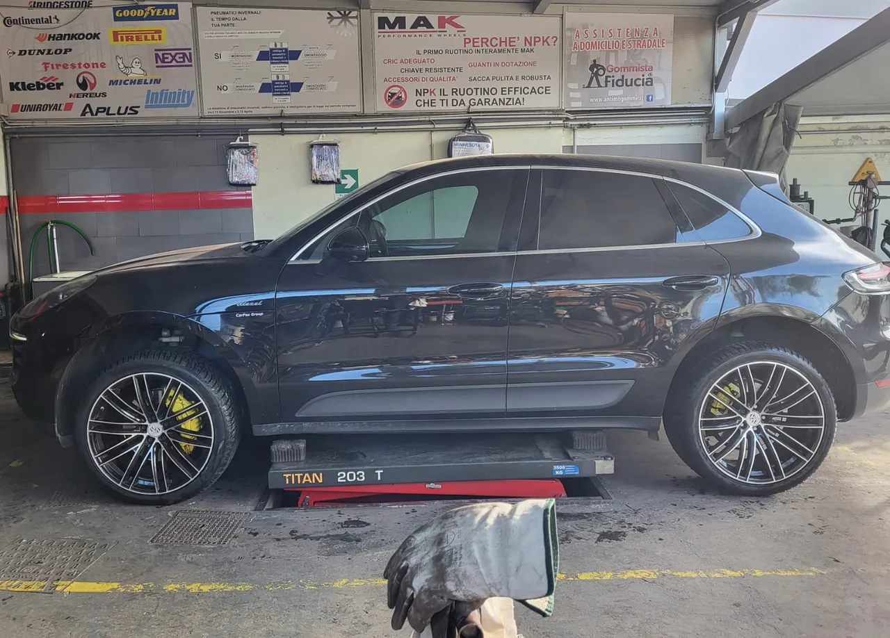 SUV sportivo sul sollevatore: centratura e serraggi curati senza segnare i cerchi.