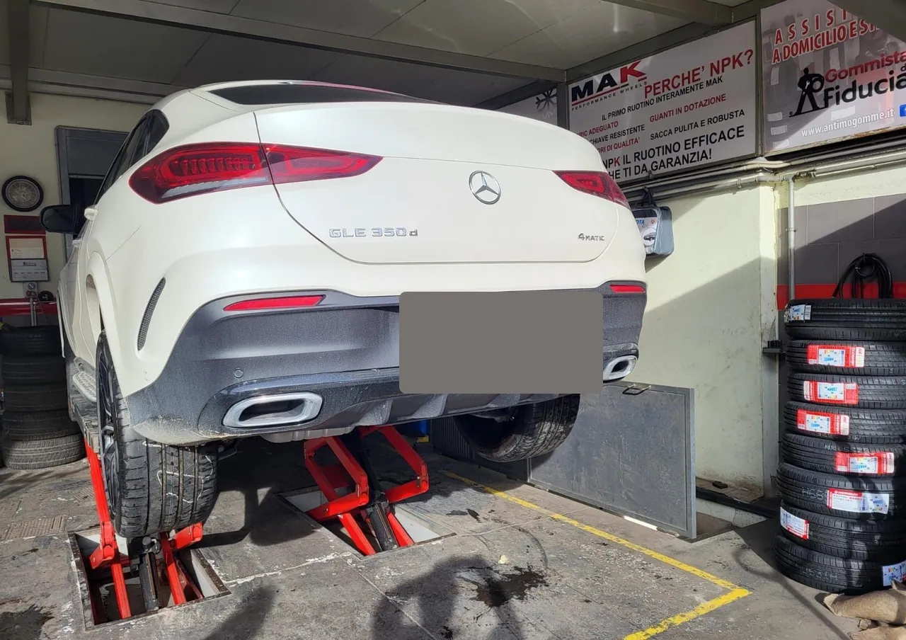 Mercedes GLE sul ponte a scomparsa: lavoriamo in quota mantenendo carrozzeria e cerchi protetti.