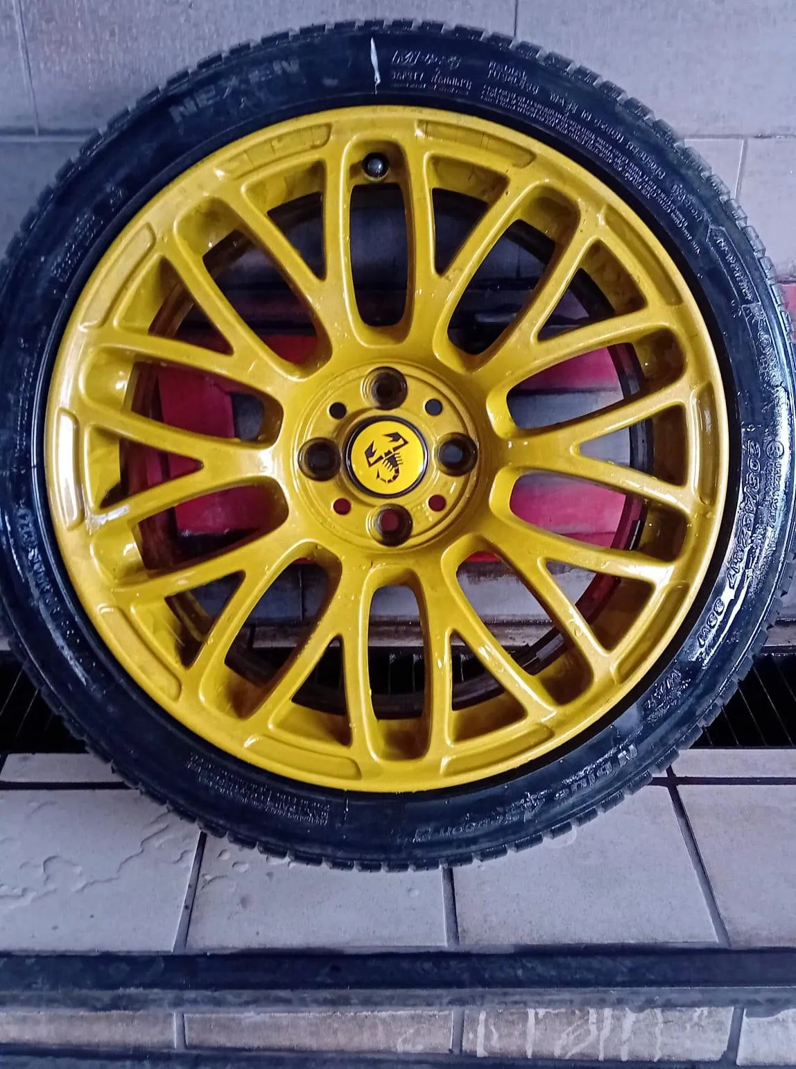 Cerchio Abarth giallo: quando il cerchio è protagonista, la finitura conta quanto il montaggio.