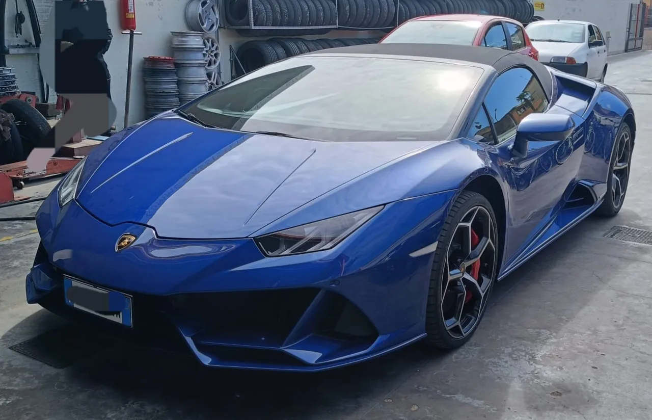 Lamborghini Huracan: gomme larghe, spalla bassa e cerchi a vista richiedono protezioni vere.
