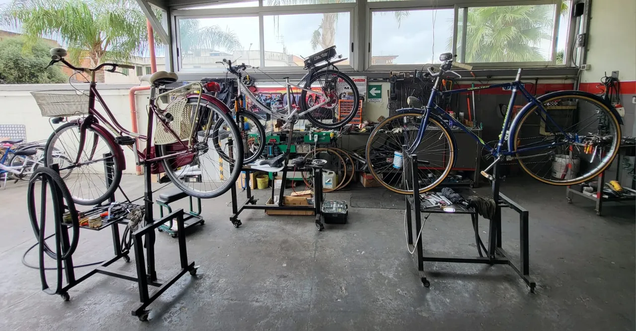 Bici in lavorazione sui cavalletti: controllo ordinato prima di consegnare il mezzo.