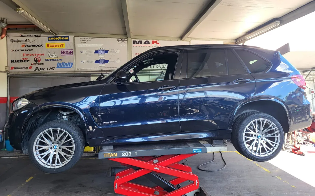 SUV sul ponte a scomparsa: lavoriamo comodi e in sicurezza su tutte e quattro le ruote.