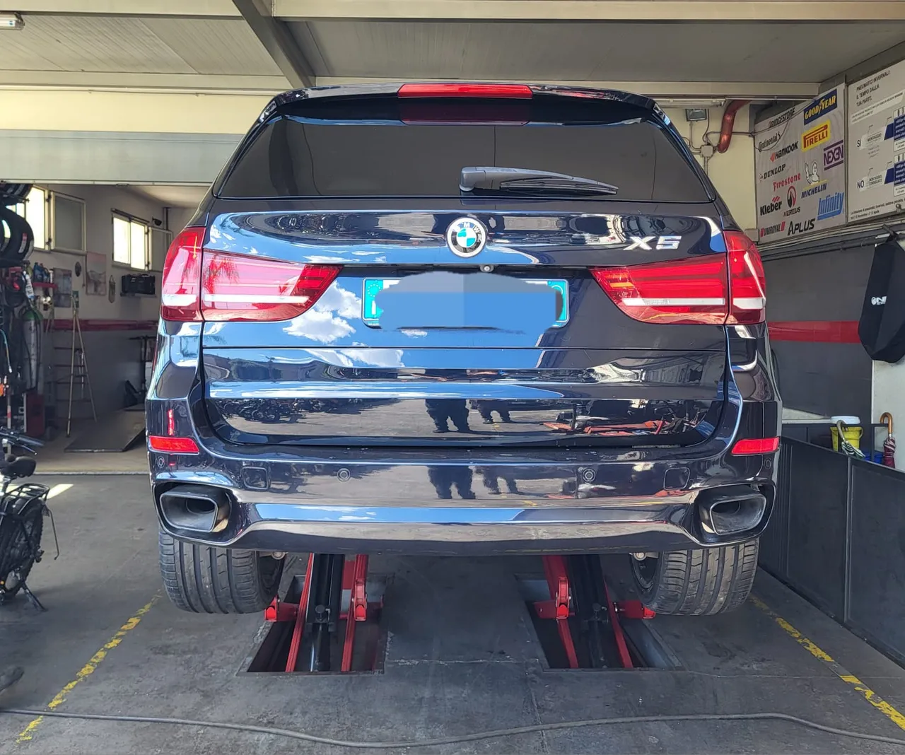 Controllo finale da dietro: gomme allineate, pressione corretta e auto pronta a ripartire.