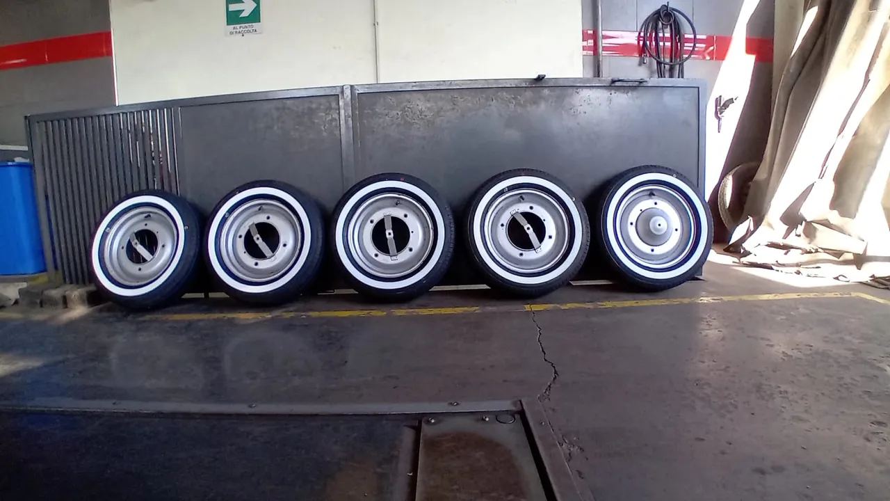 Treno a fascia bianca pronto: sulle auto d'epoca anche il disegno della gomma fa parte del risultato.