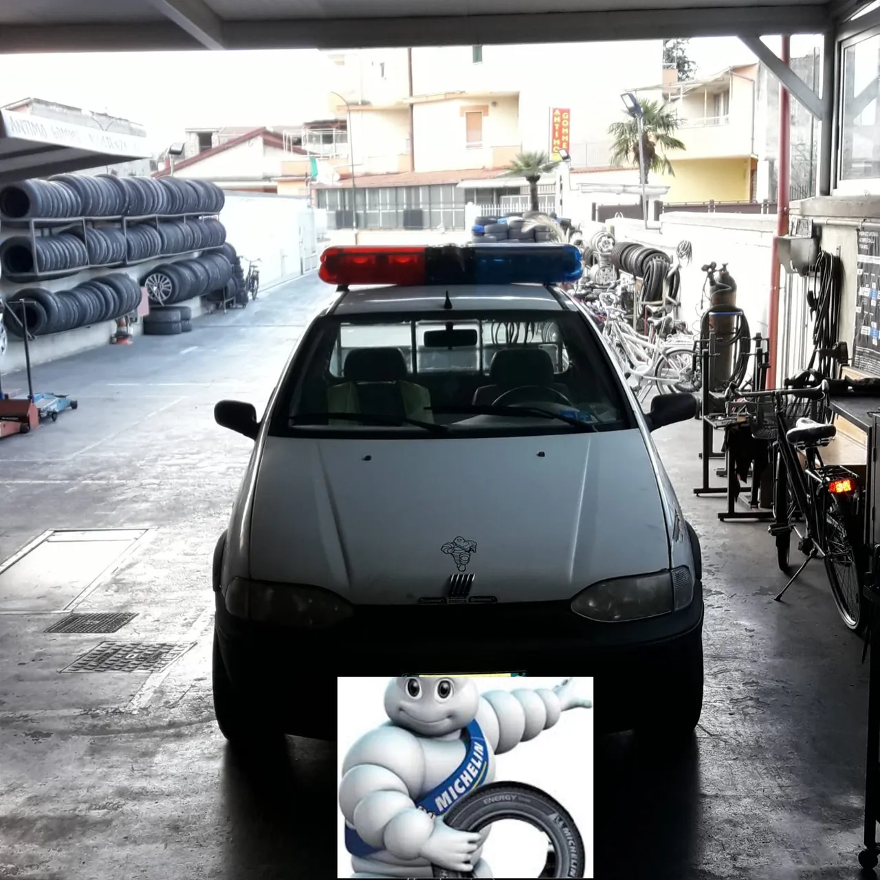 Mezzo attrezzato dell'officina per il soccorso gomme sul posto