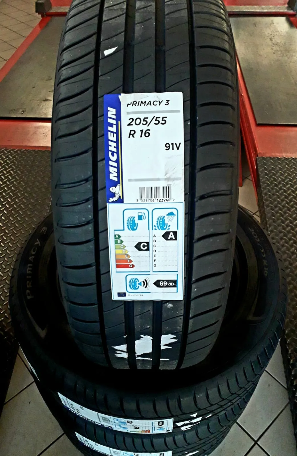 Pneumatico nuovo con l'etichetta della misura 205/55 R16 91V