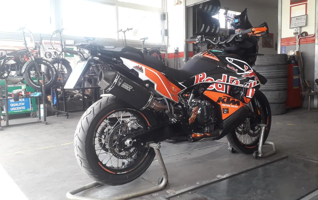 Moto stradale in officina: controlliamo battistrada, pressione ed età del pneumatico.
