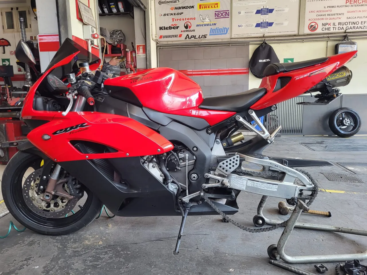 Moto sul cavalletto con ruota posteriore smontata: controlliamo gomma, cerchio e disco prima del rimontaggio.
