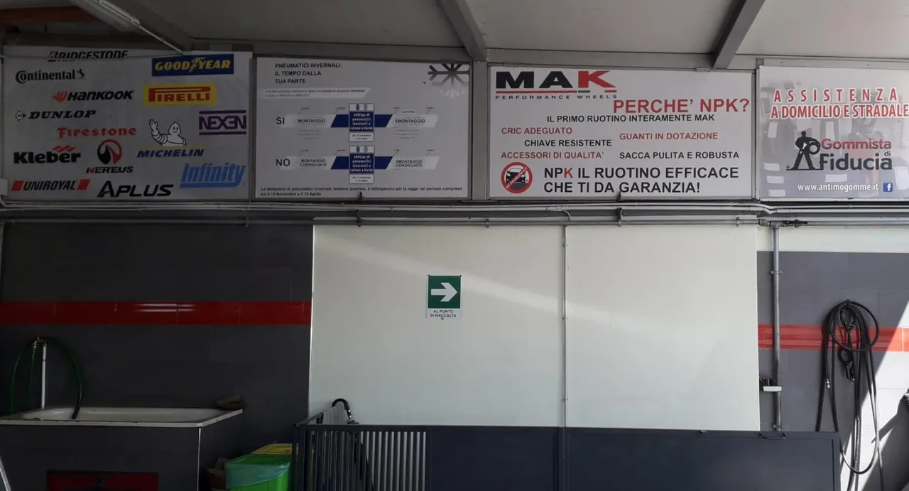 Dentro l'officina: spazio, ordine e attrezzatura professionale.