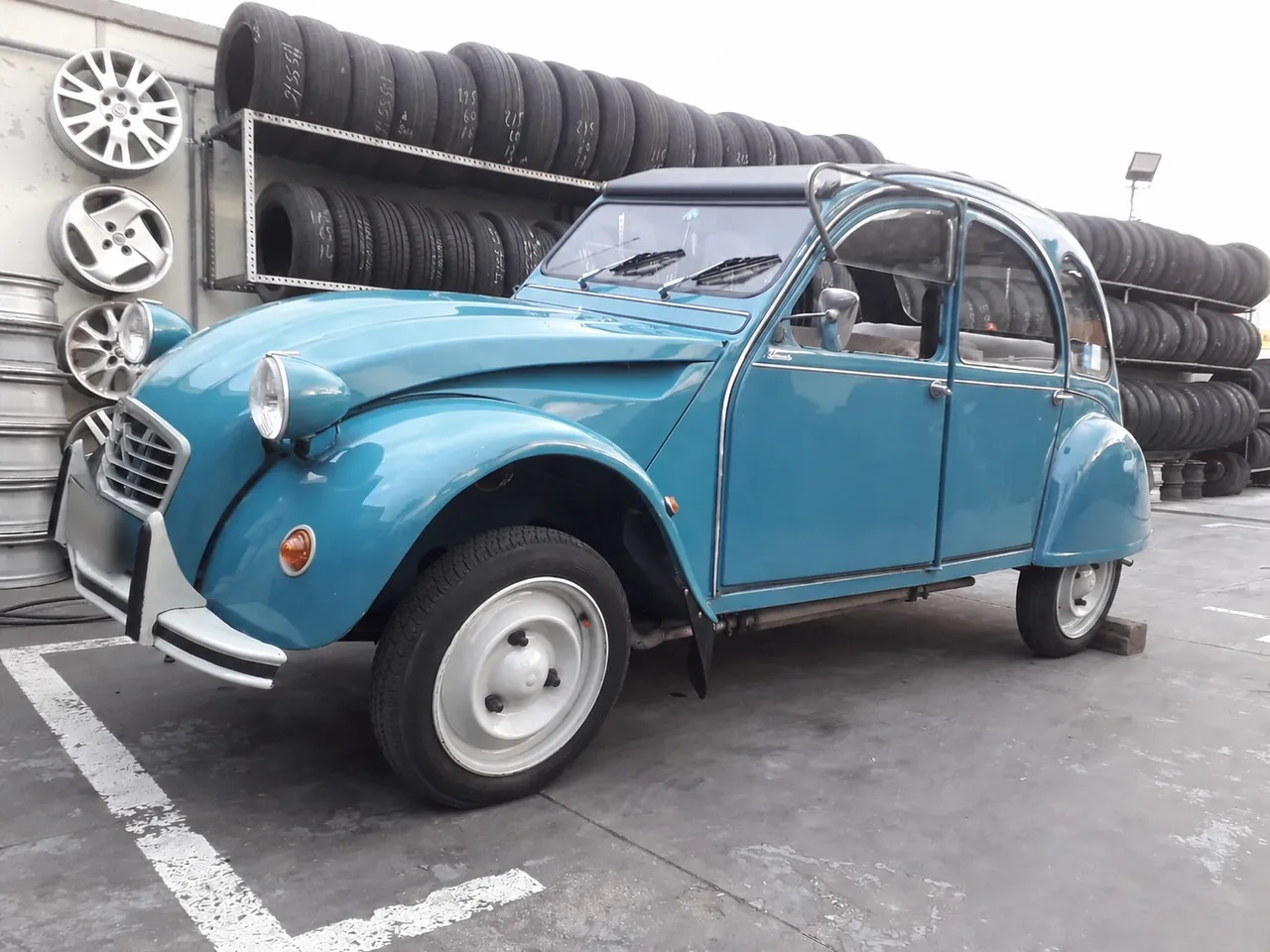 Citroen 2CV in officina: il look d'epoca resta, ma la gomma deve lavorare bene.