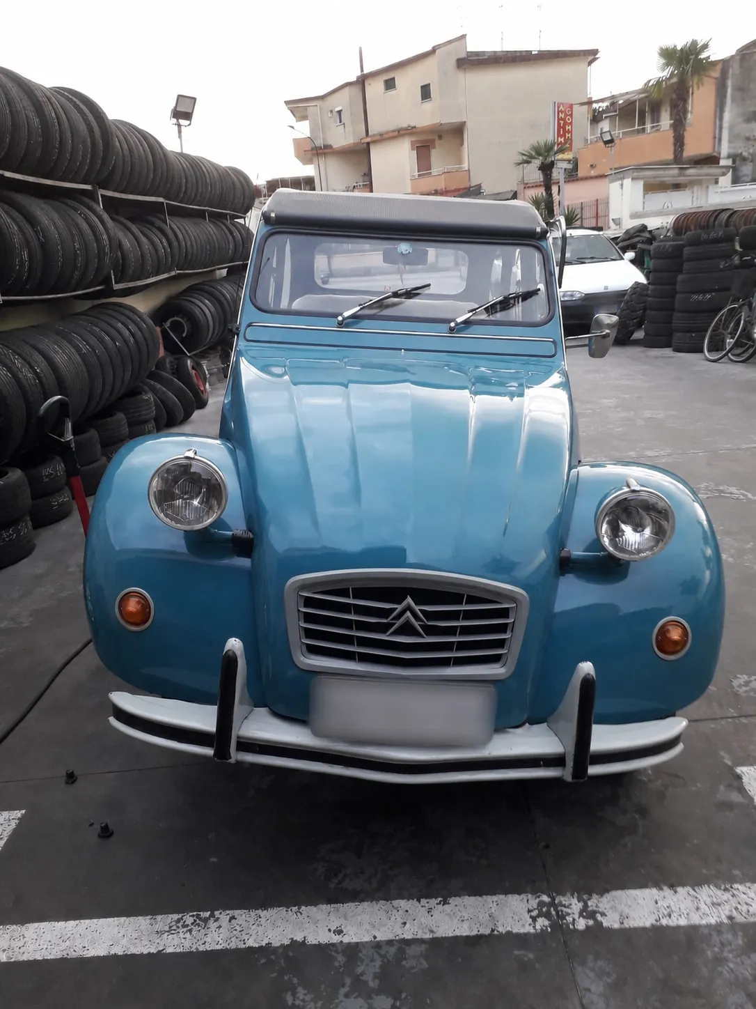 Citroen 2CV davanti all'officina: sulle storiche si rispettano misura, cerchio e assetto originale.
