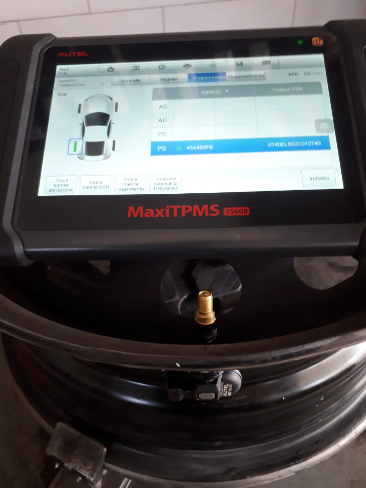 Programmazione TPMS con sensore sulla valvola: leggiamo ID e posizione prima di abbinarlo all'auto.