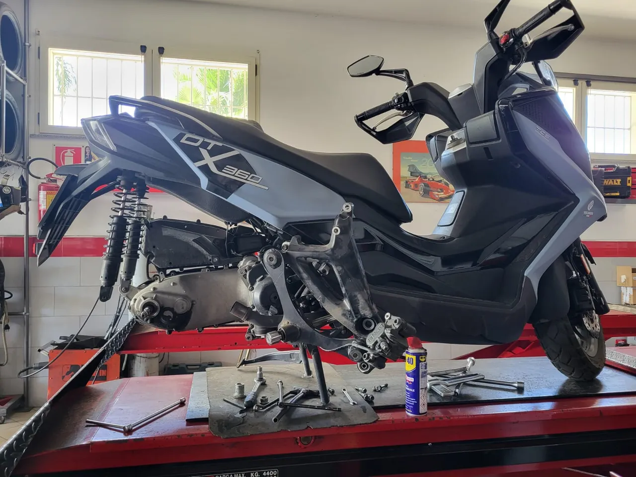 Scooter sul ponte con ruota posteriore smontata per riparazione foratura