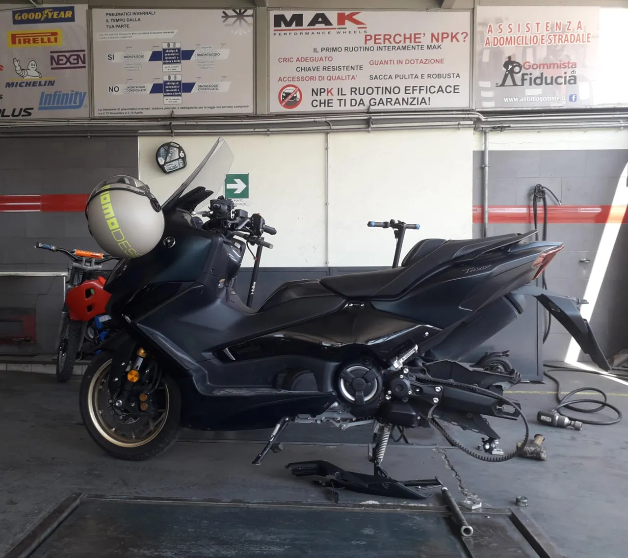 Maxi-scooter Yamaha TMAX in officina per cambio gomme e controllo pneumatici