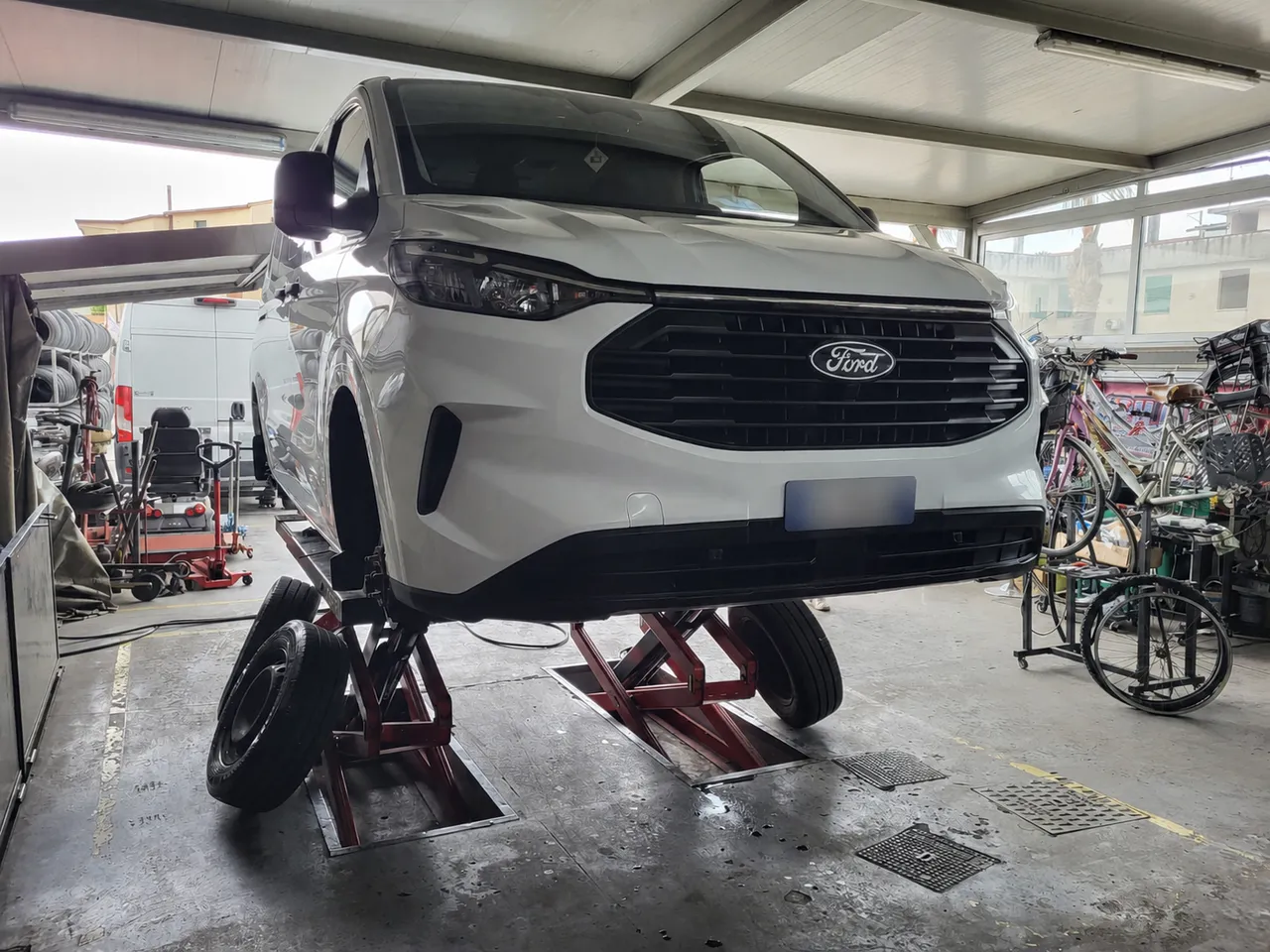 Sollevatore esterno a scomparsa: l'auto resta stabile e lo spazio torna libero a lavoro finito.