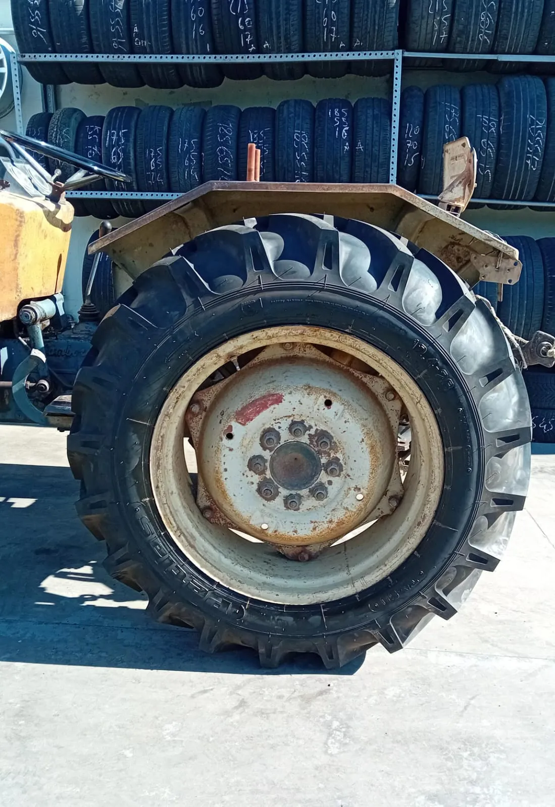Ruota agricola montata su trattore nel piazzale dell'officina Antimo Gomme